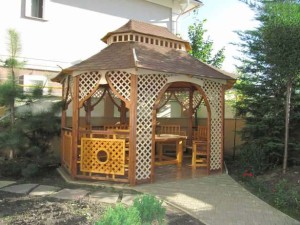 Деревянная беседка в ландшафтном дизайне